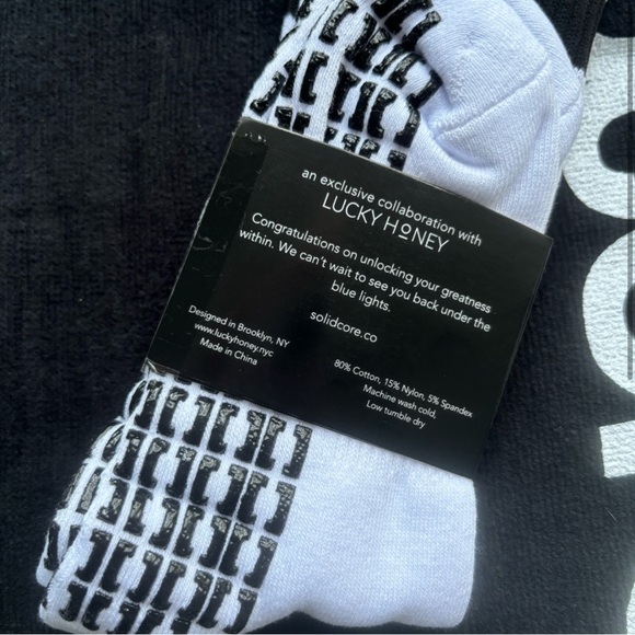 solidcore grippy socks + solidcore towel - Picture 7 of 7